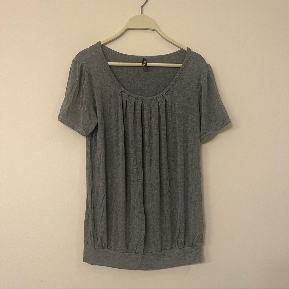 Grey short sleeve pleated scoop neck stretchy top shirt women’s large Johnny